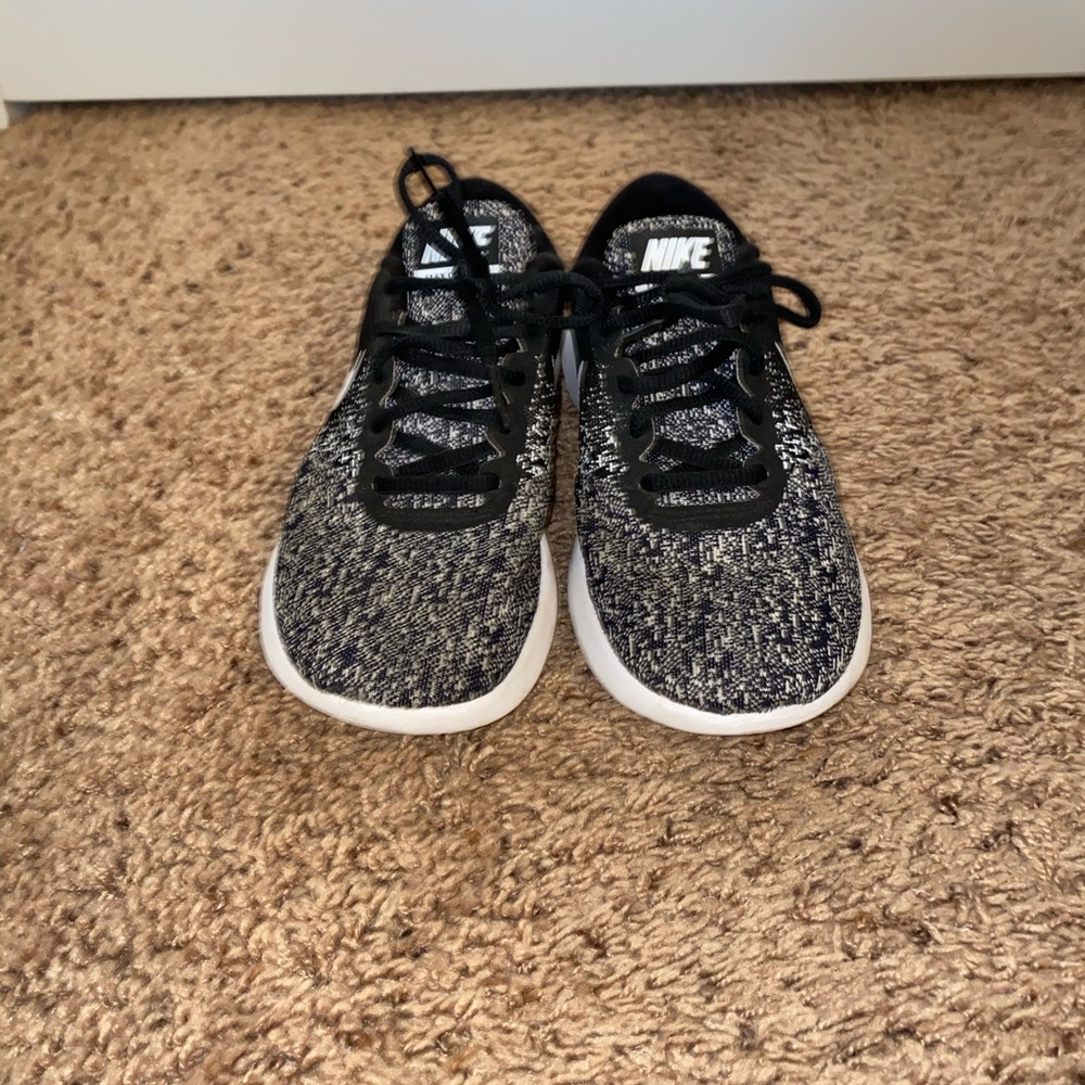 nike tennis shoes